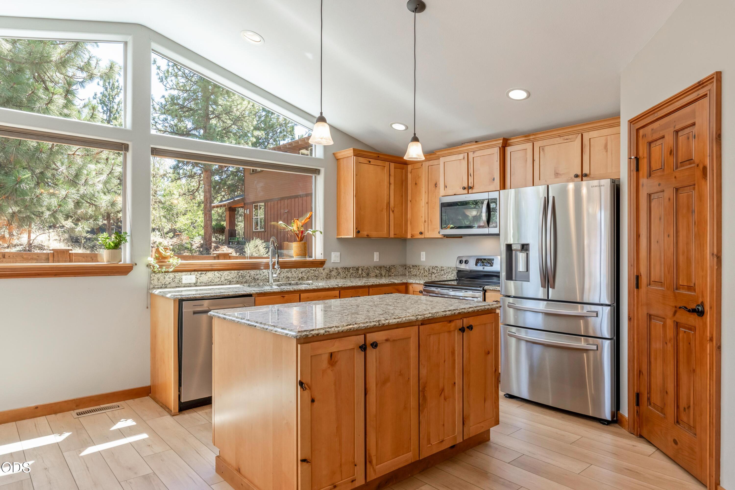 20218 Archie Briggs Road Bend, OR 97703 - Photo 7 of 34
