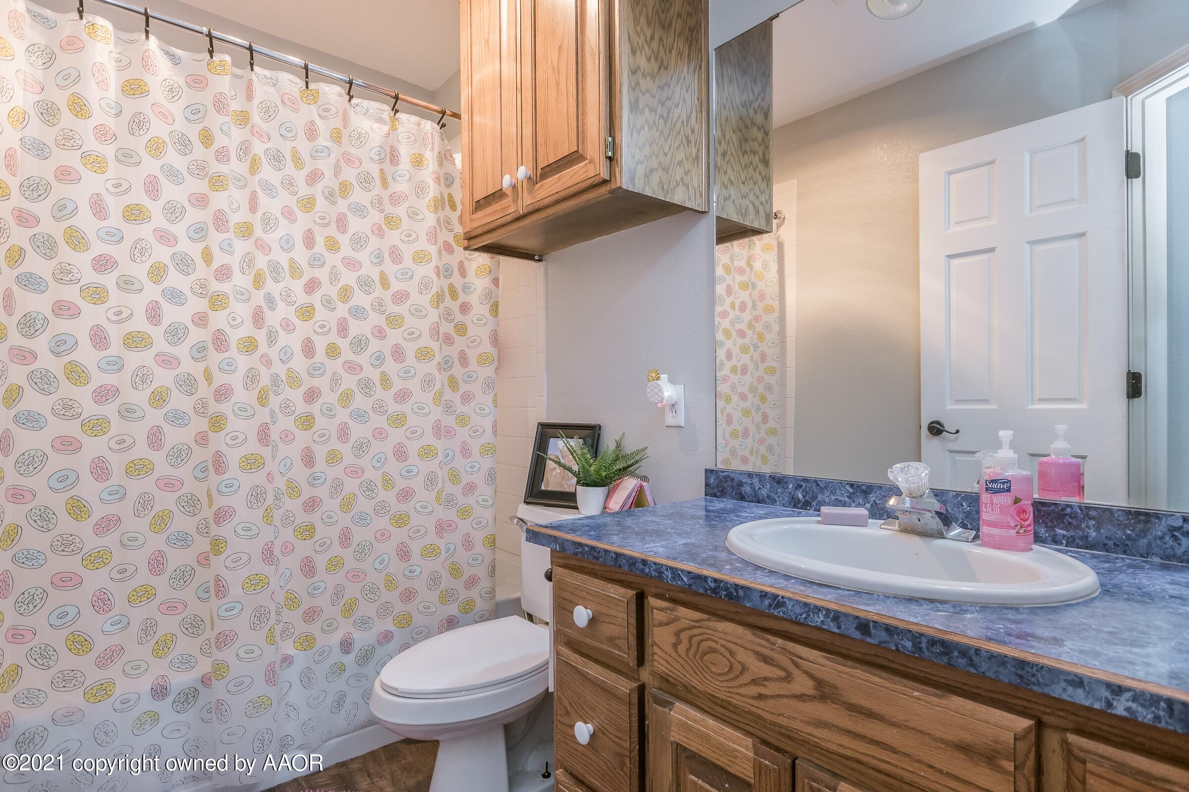 9220 Dowell Road Amarillo, TX 79119 - Photo 20 of 25 020_Upstairs Bathroom