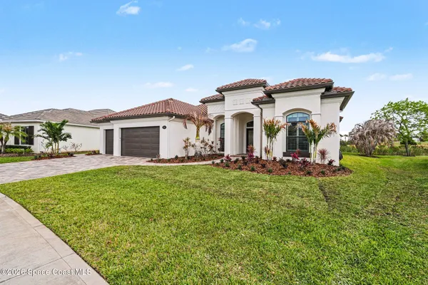 a view of a house with a backyard