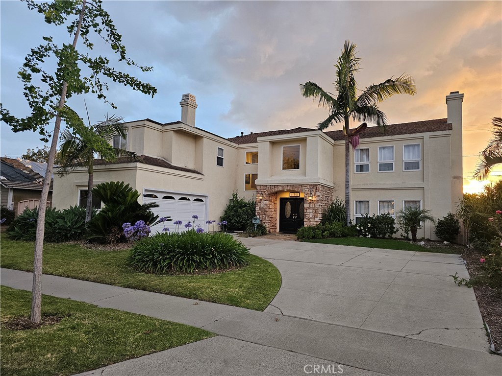 11541 Donovan Road Rossmoor, CA 90720 - Photo 2 of 51 Mature Gingko Biloba & King Palm Tree
