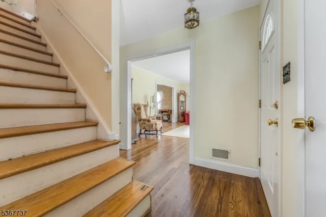 a view of empty room with window