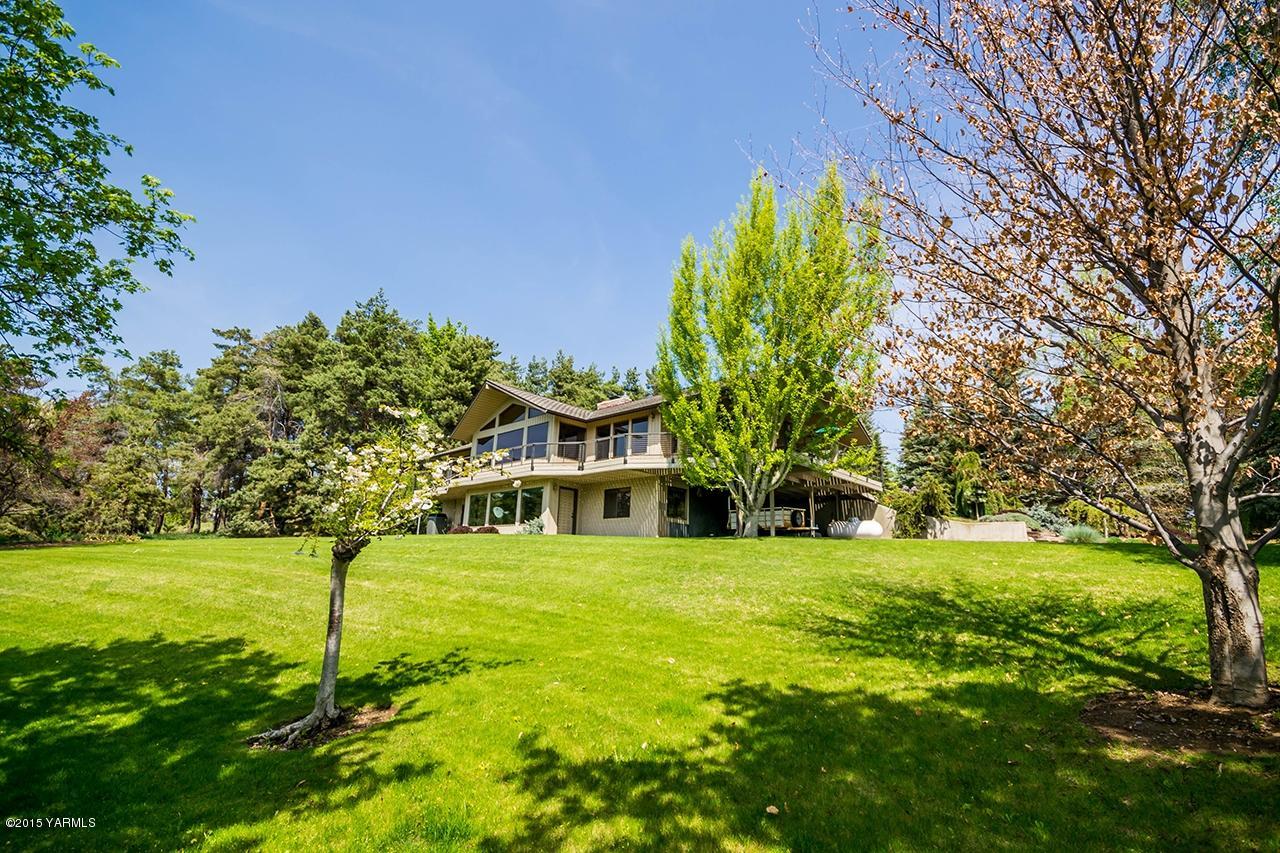 320 Mahre Road Yakima, WA 98908 - Photo 1 of 1 a view of a house with a yard