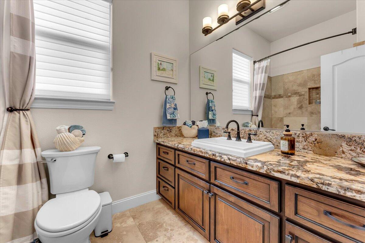 5697 Constitution Way Redding, CA 96003 - Photo 28 of 87 Hall bath - granite countertop