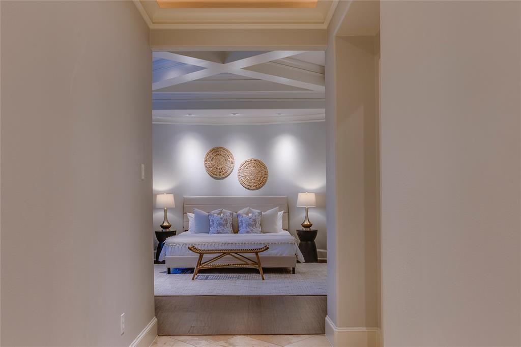 3810 Hawthorne Avenue Dallas, TX 75219 - Photo 31 of 40 a room with a mirror and a table