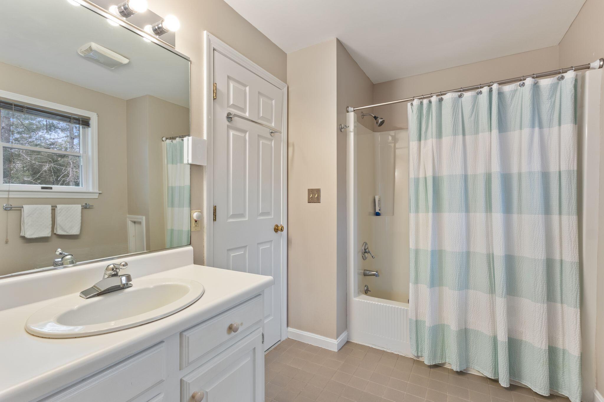 14 Valleybrook Road, Unit 14 Ogunquit, ME 03907 - Photo 24 of 40 2nd Floor Bathroom