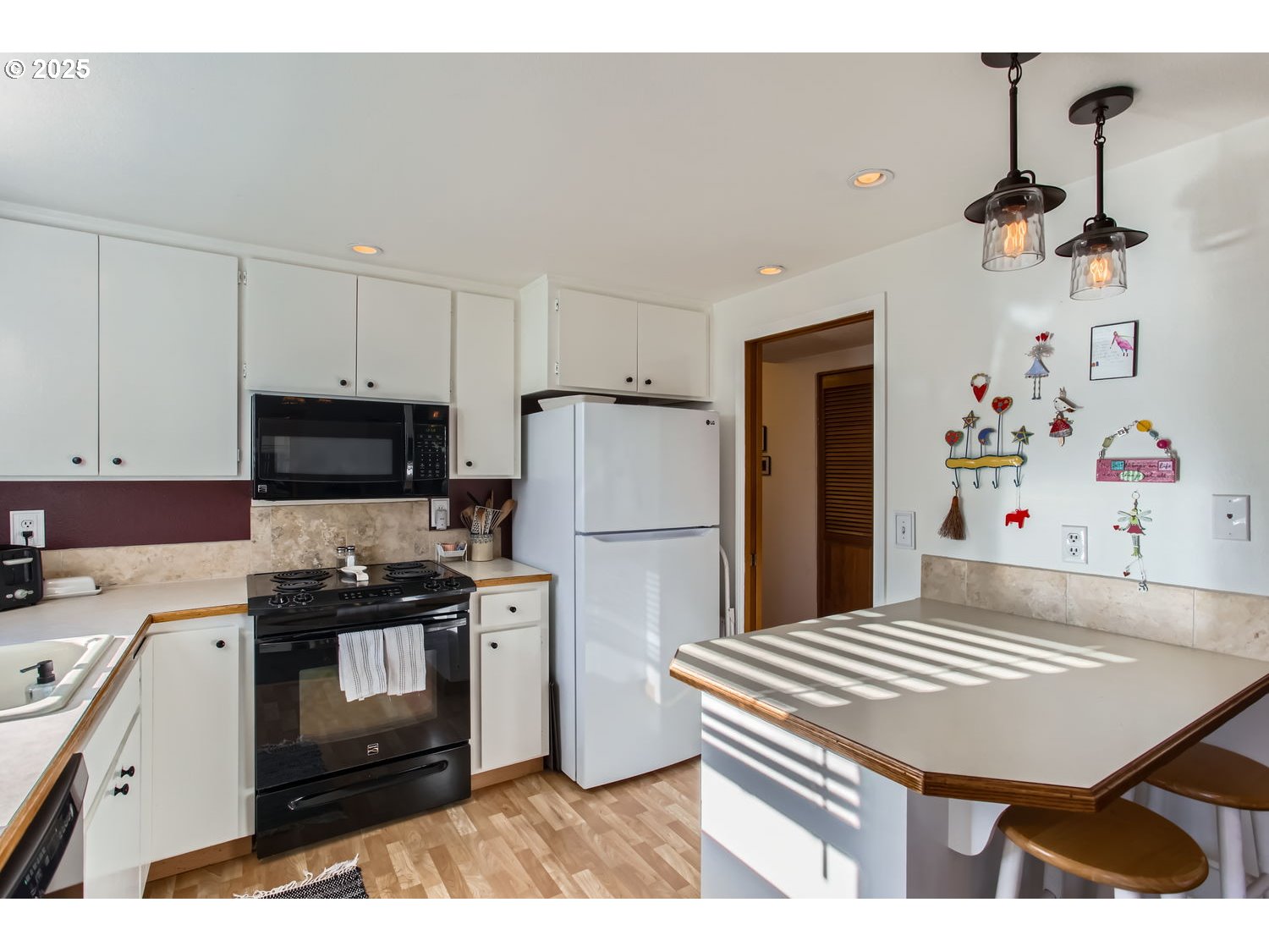 15655 Southwest 114th Court, Unit 10 Portland, OR 97224 - Photo 15 of 27 a kitchen with a appliances a stove a sink and a refrigerator
