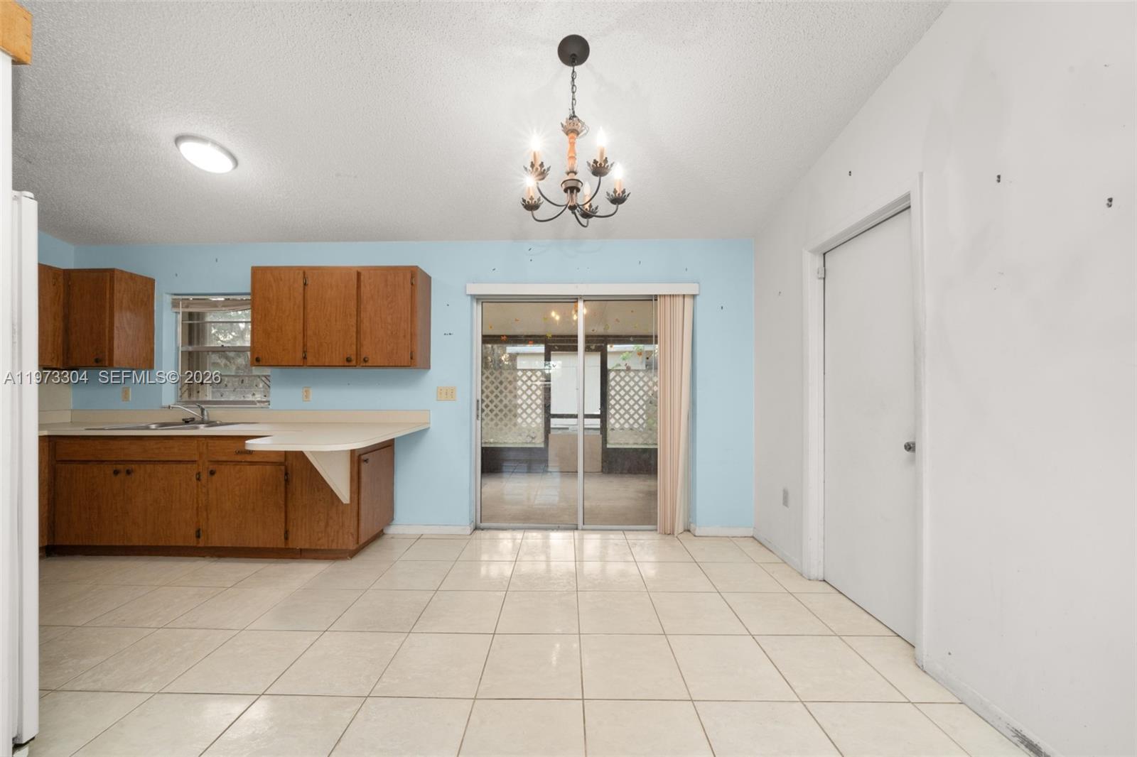 2067 North Terrapin Road Avon Park, FL 33825 - Photo 12 of 43 a spacious bathroom with a granite countertop sink a mirror and a bathtub