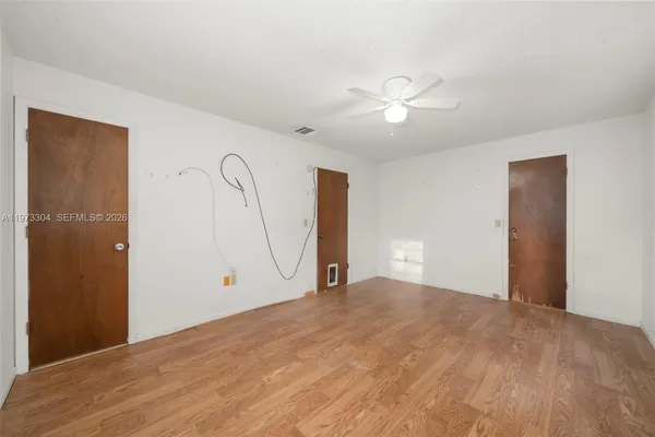 a view of empty room with ceiling fan