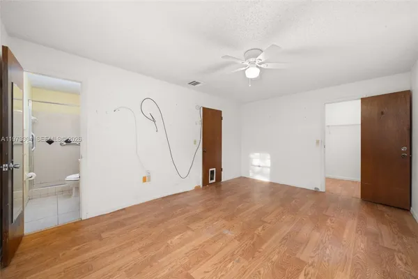 a view of empty room with a ceiling fan
