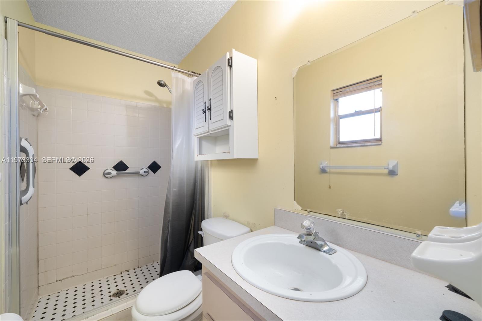2067 North Terrapin Road Avon Park, FL 33825 - Photo 18 of 43 a bathroom with a sink toilet and shower