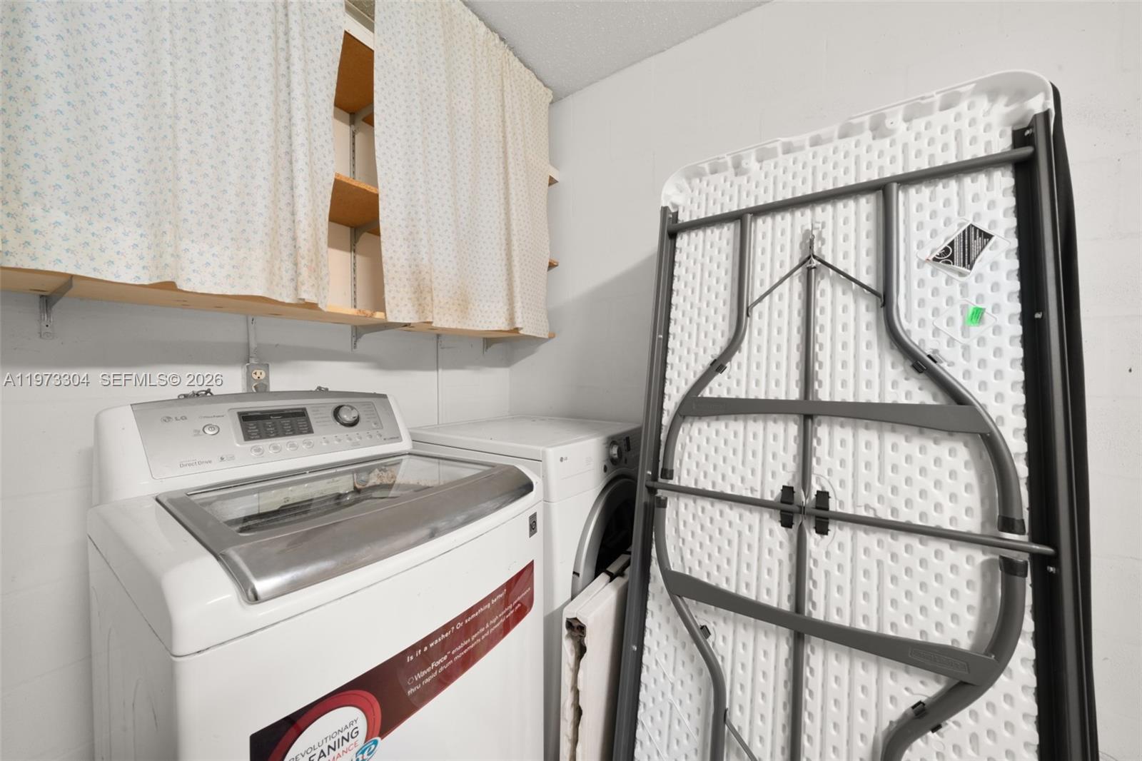 2067 North Terrapin Road Avon Park, FL 33825 - Photo 28 of 43 a utility room with dryer and washer