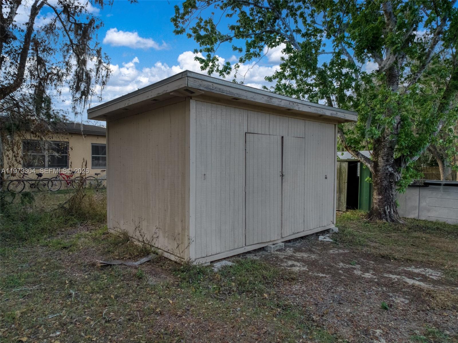 2067 North Terrapin Road Avon Park, FL 33825 - Photo 33 of 43 a backyard of a house with lots of green space