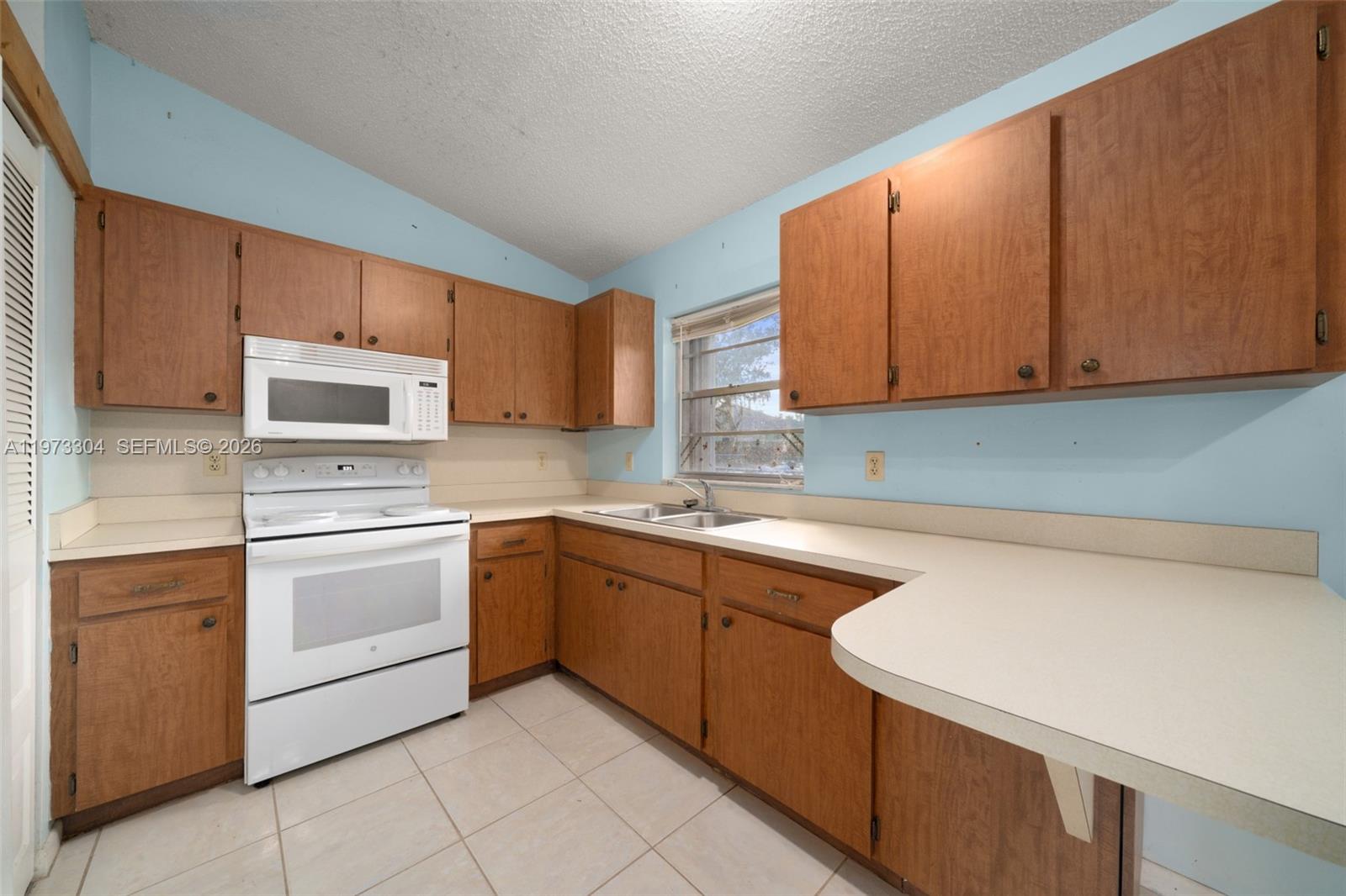 2067 North Terrapin Road Avon Park, FL 33825 - Photo 7 of 43 a kitchen with a sink stove and microwave