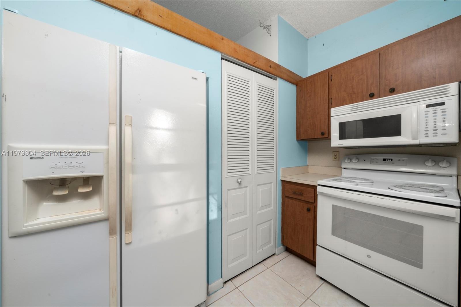 2067 North Terrapin Road Avon Park, FL 33825 - Photo 9 of 43 a kitchen with stainless steel appliances white cabinets and a stove top oven