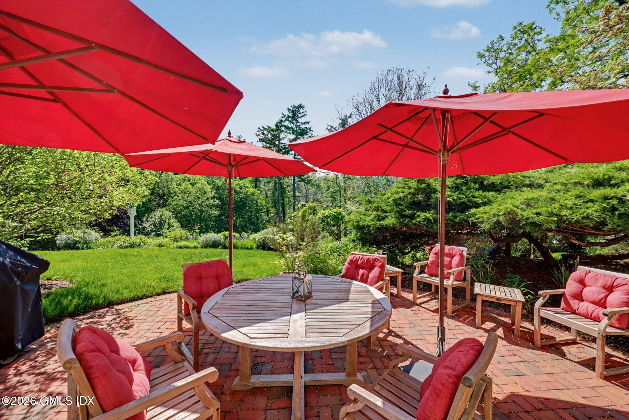 208 Bedford Road Greenwich, CT 06831 - Photo 21 of 26 208 Bedford Umbrellas