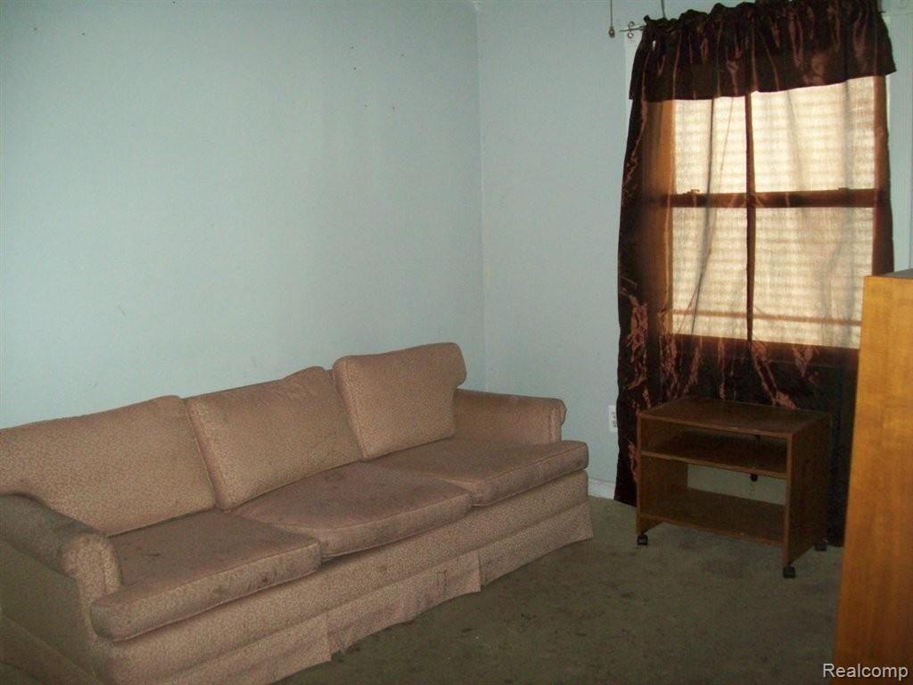 11368 Maxwell Avenue Warren, MI 48089 - Photo 5 of 15 100_3512.JPG