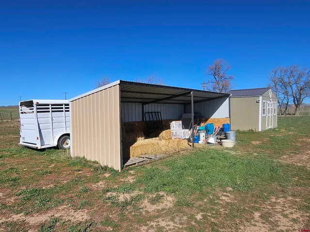 a view of a house with backyard