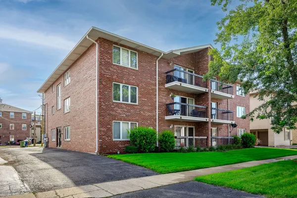 $1,800 | 9529 Minnick Avenue, Unit 1A, Oak Lawn, IL 60453