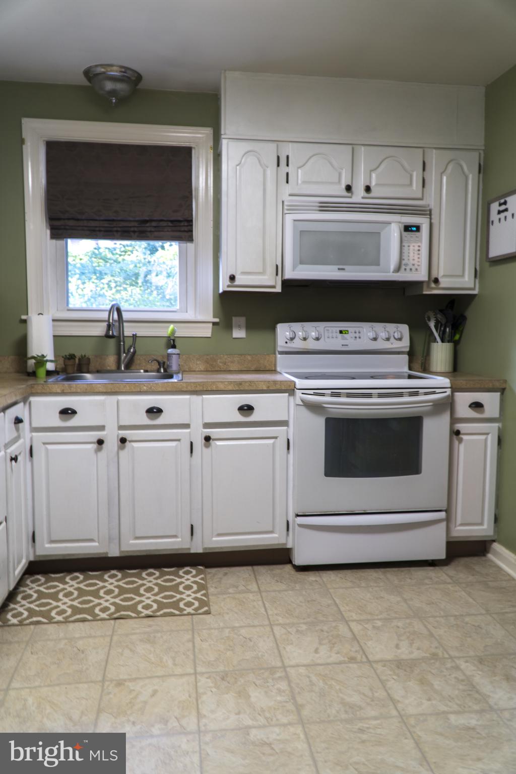Bright Kitchen with Electric Cooking & Dishwasher