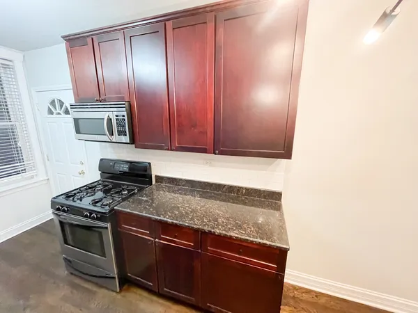 $1,845 | 1957 West Waveland Avenue, Unit 1, Chicago, IL 60613