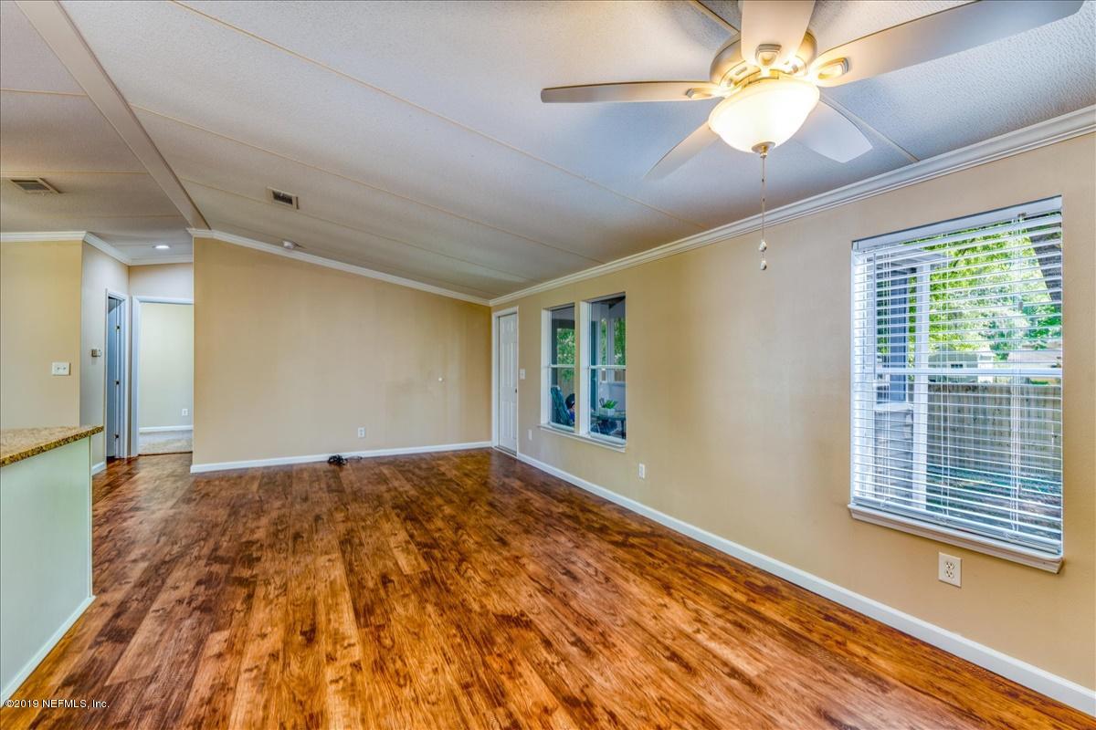 112 Creekside Road Satsuma, FL 32189 - Photo 10 of 22 Living Room
