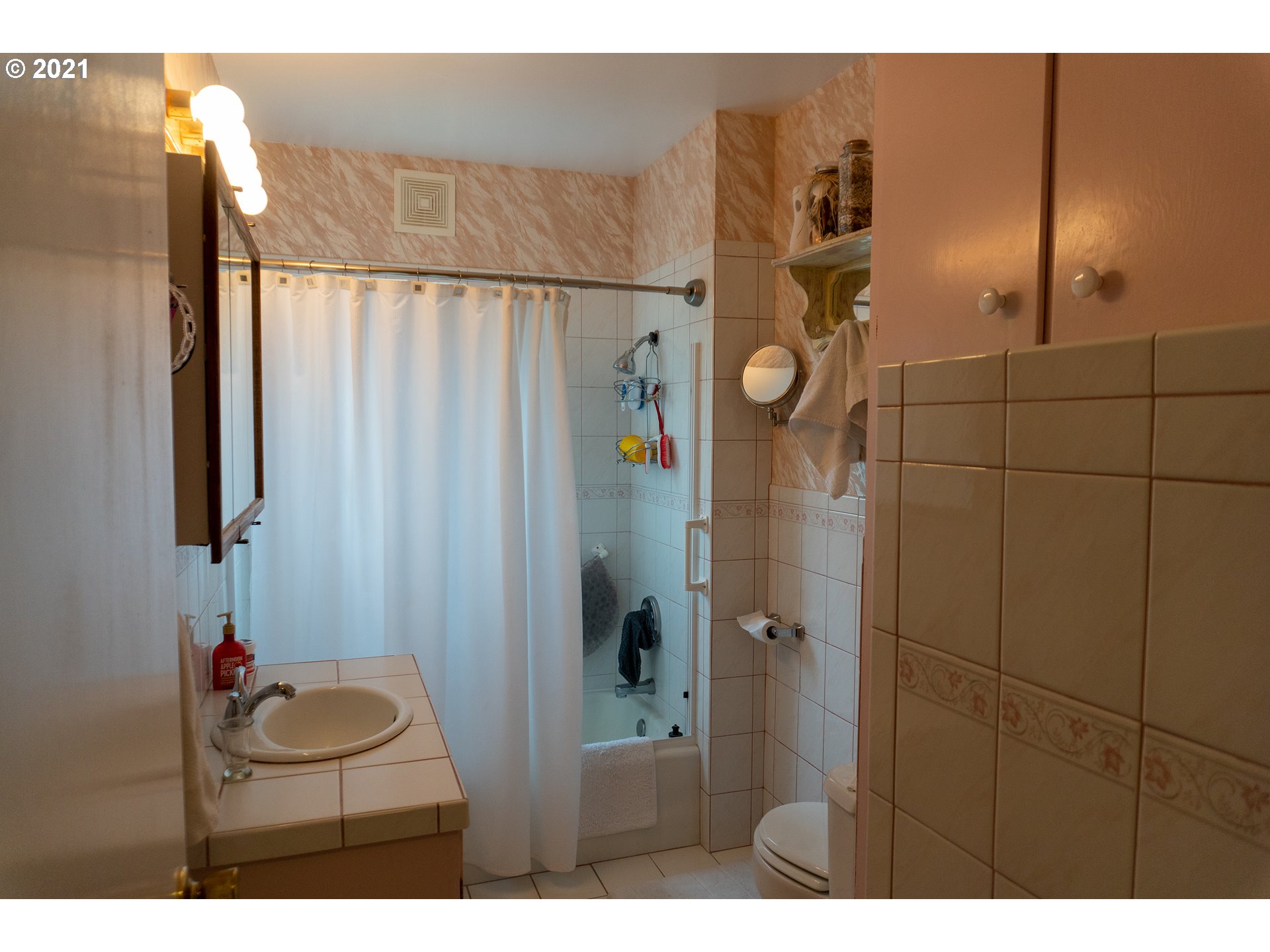 9040 Fort Hill Road Willamina, OR 97396 - Photo 18 of 27 a bathroom with a toilet and a shower