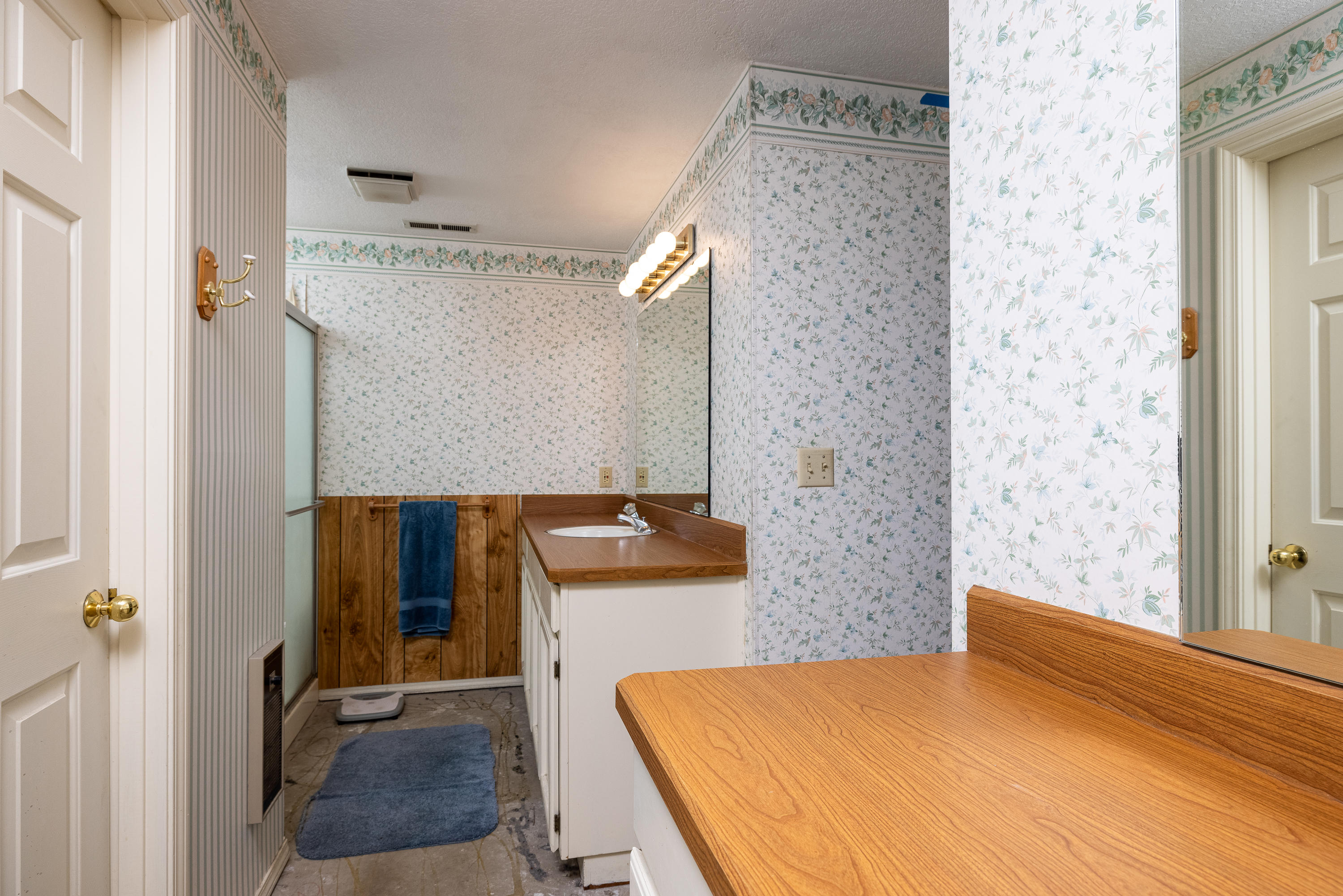 20415 Whistle Punk Road Bend, OR 97702 - Photo 18 of 36 Downstairs Master Bathroom
