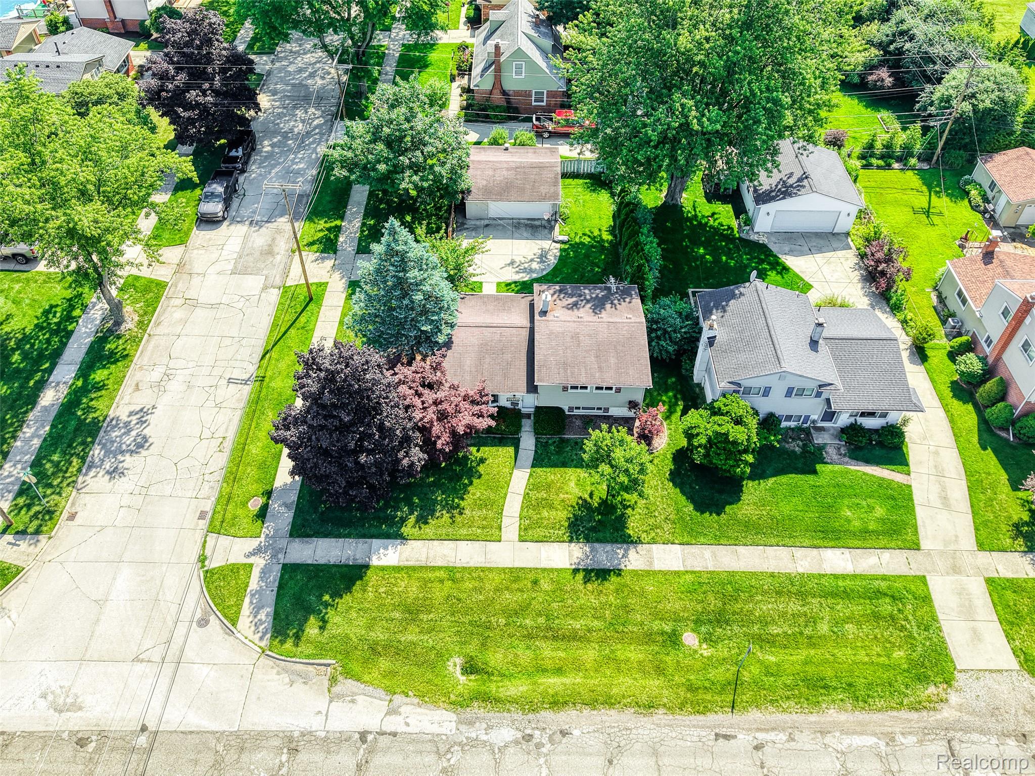 11860 Riverside Drive Plymouth, MI 48170 - Photo 2 of 25 DJI_20260629110301_0168_D_3.jpg