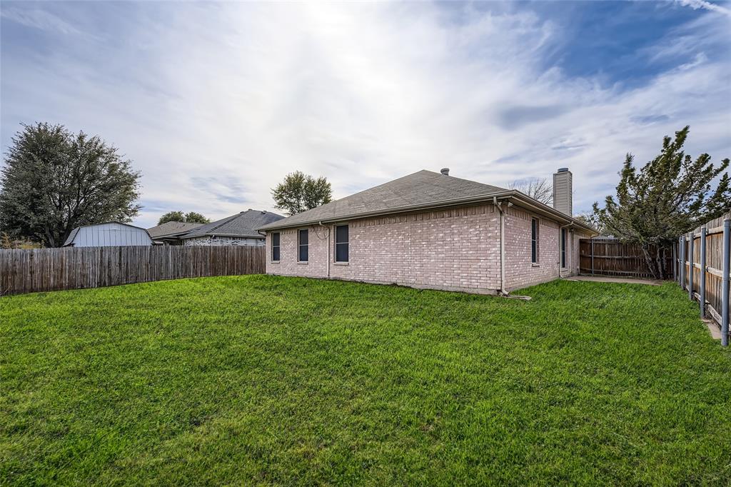 3326 Spring Meadow Lane Grand Prairie, TX 75052 - Photo 21 of 22 a backyard of a house with lots of green space