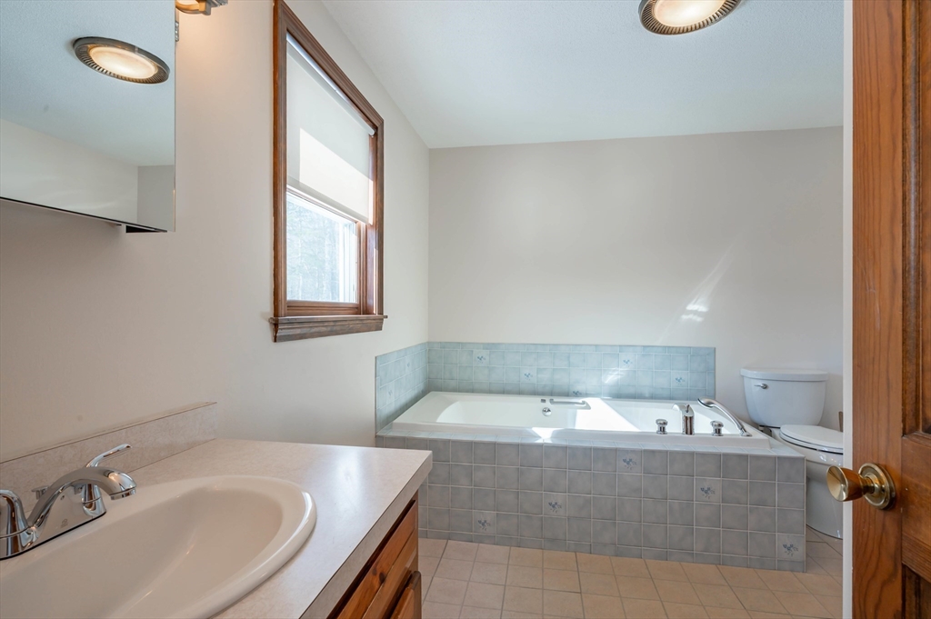 20 Debbie Drive Pelham, NH 03076 - Photo 25 of 42