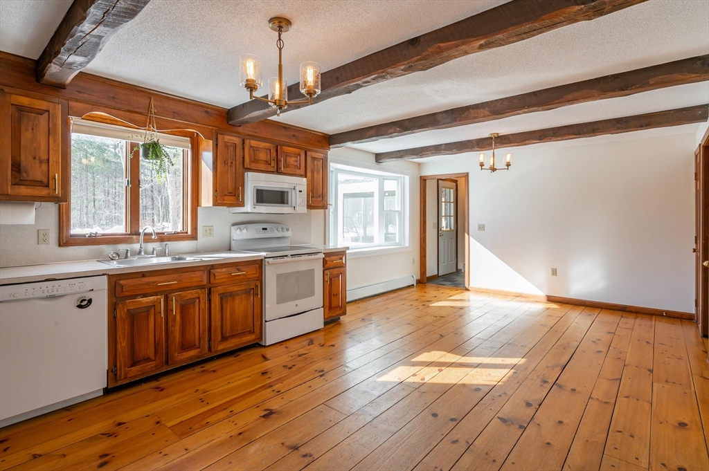 20 Debbie Drive Pelham, NH 03076 - Photo 8 of 42