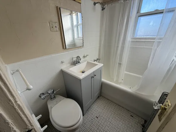 $1,150 | 6930 North Greenview Avenue, Unit 305, Chicago, IL 60626