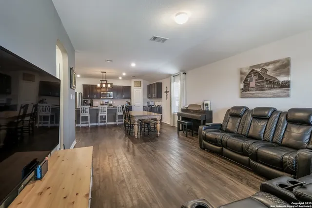 $1,850 | 12915 Whisper Crossing, San Antonio, TX 78252