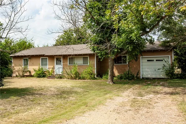 $129,000 | 222 South Fair Park Street, Riesel, TX 76682