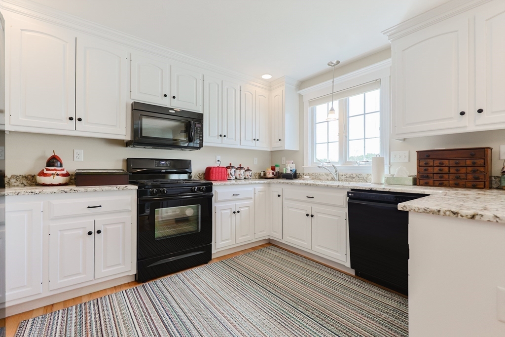 36 Edmonds Circle, Unit 36 Northbridge, MA 01588 - Photo 10 of 33