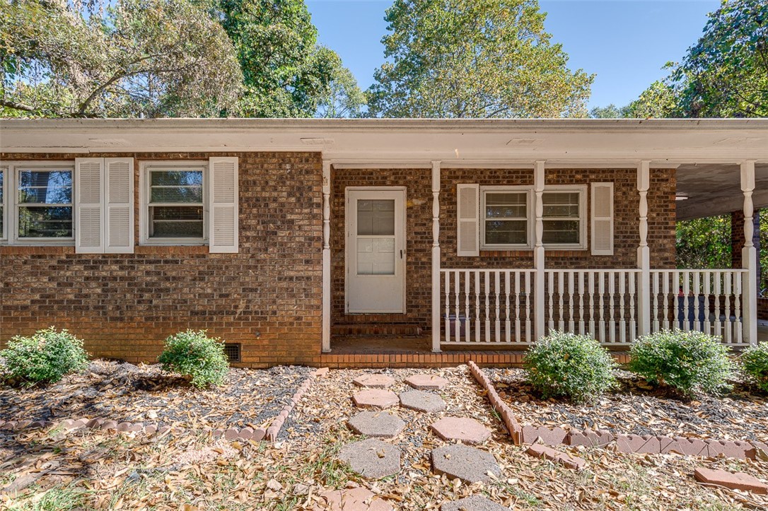 990 Laredo Drive Seneca, SC 29672 - Photo 3 of 28 Gallery Image 3