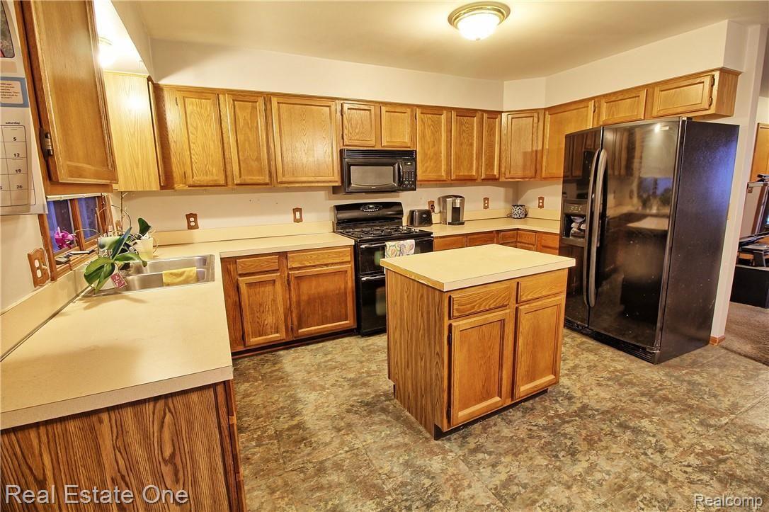 3633 Mildred Avenue Rochester, MI 48309 - Photo 6 of 20 kitchen.jpg