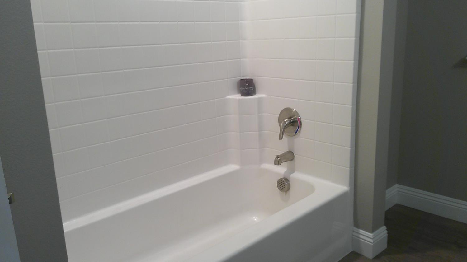 140 Ivy Avenue, Unit 39 Patterson, CA 95363 - Photo 34 of 47 a bathroom with a bathtub