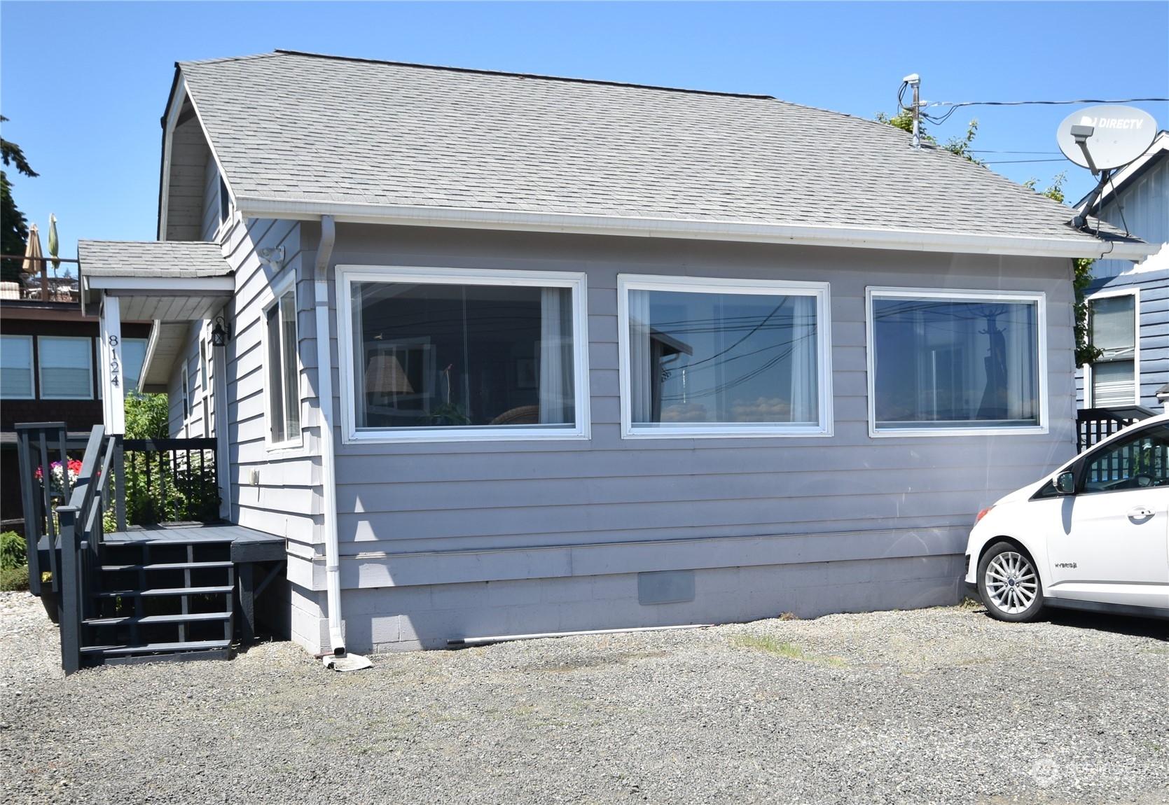 a view of a car park in front of house