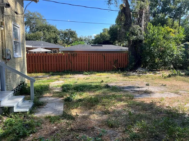 a view of a house with backyard and garden
