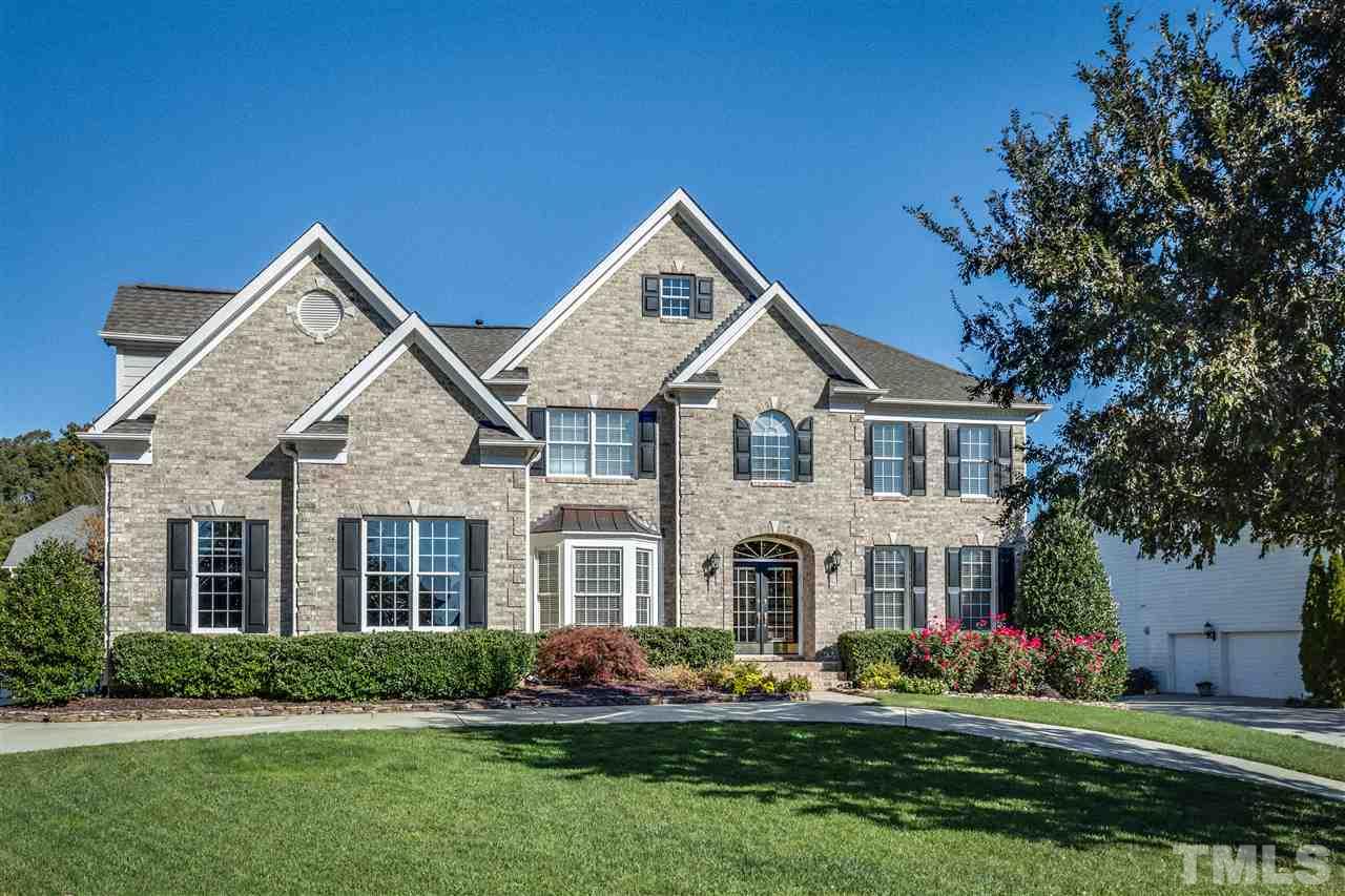 a view of house with garden