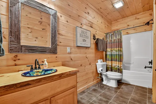 $995,000 | 180 Cinnamon Bear Road, Mineral Bluff, GA 30559