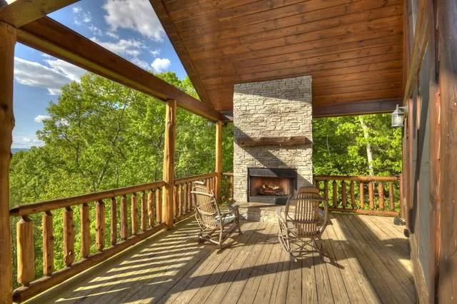 $995,000 | 180 Cinnamon Bear Road, Mineral Bluff, GA 30559