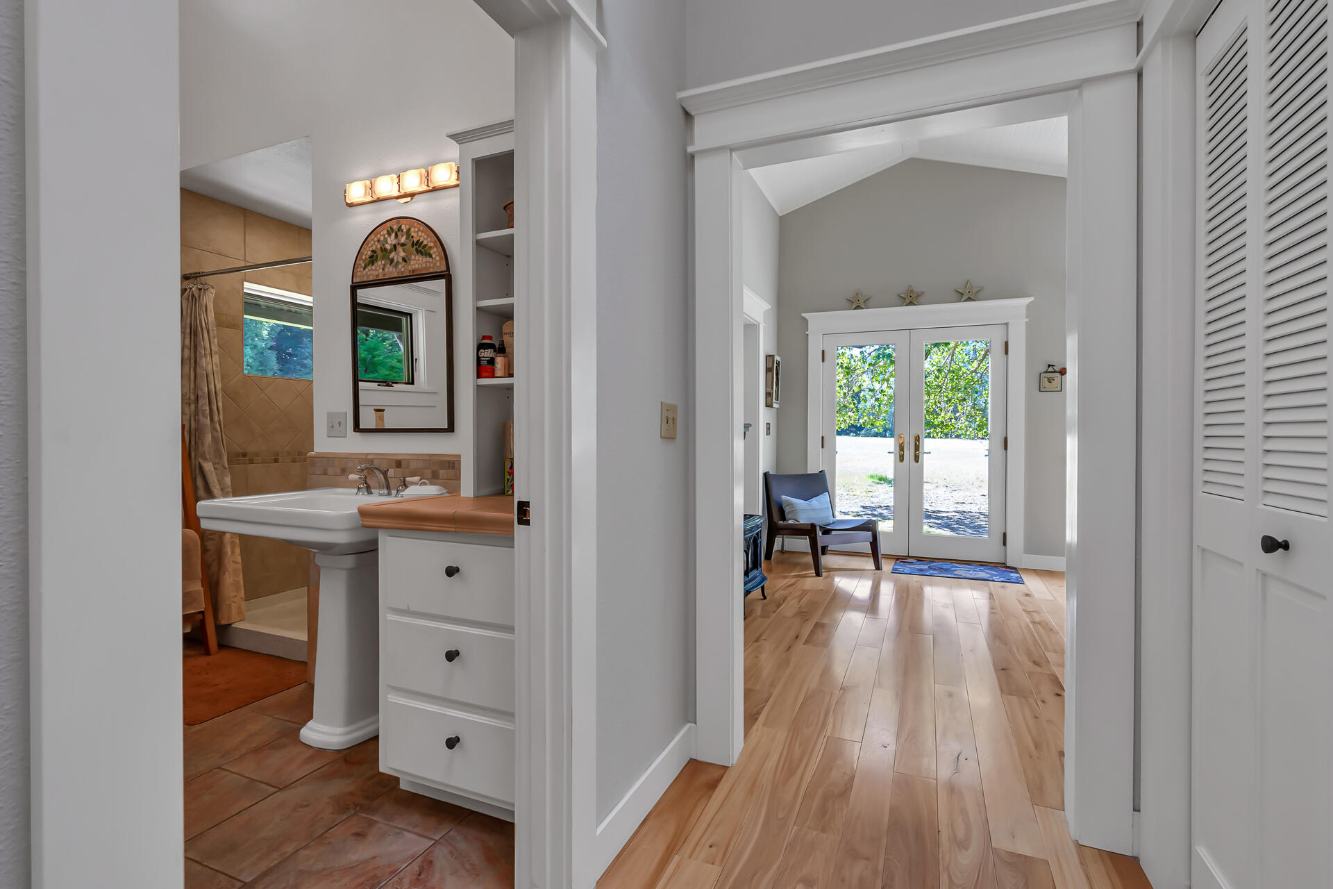 9490 St John Road Hyampom, CA 96046 - Photo 40 of 56 Hallway