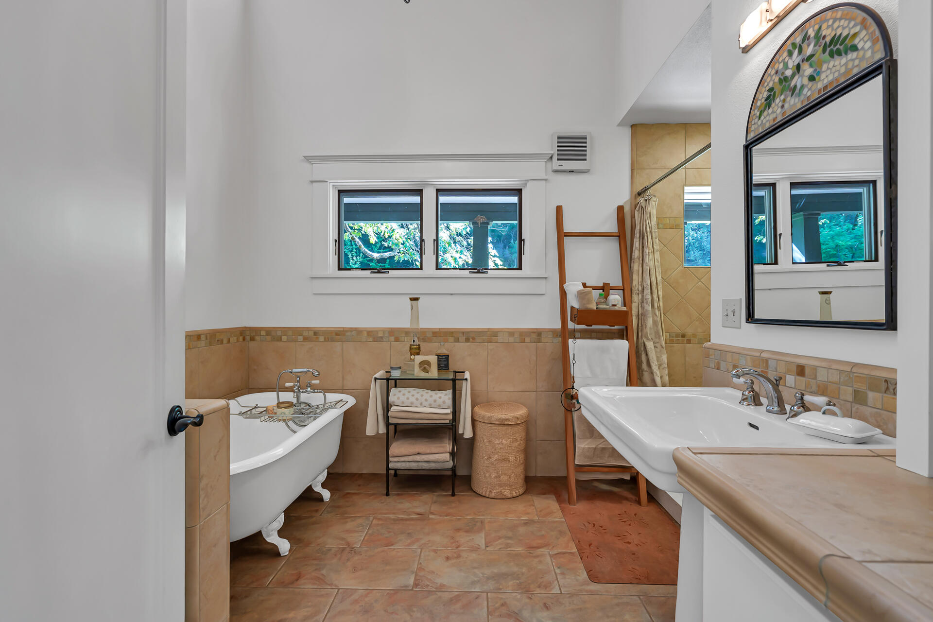 9490 St John Road Hyampom, CA 96046 - Photo 42 of 56 Primary Bathroom