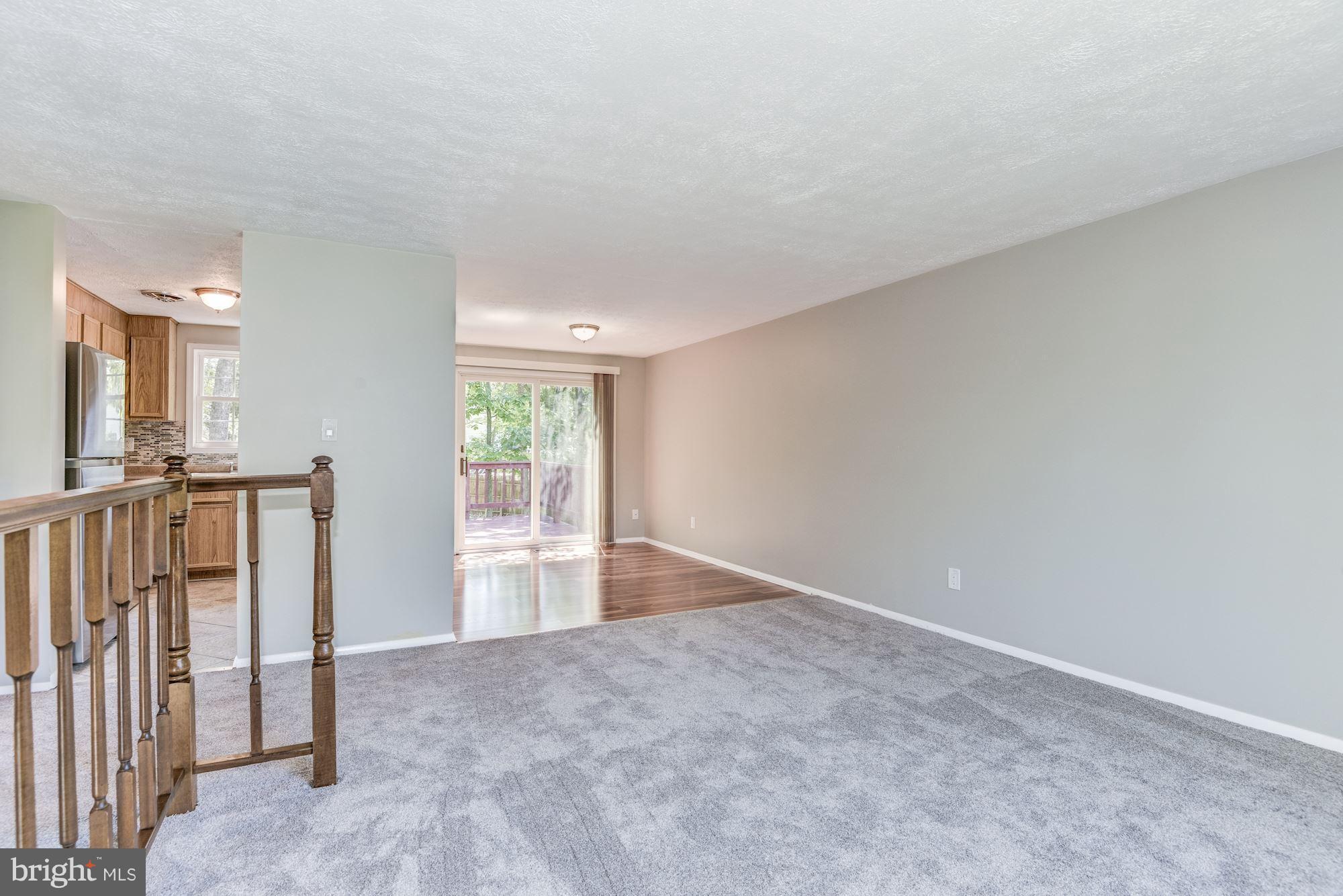 8211 Oakglen Road Manassas, VA 20110 - Photo 14 of 24 Living Room