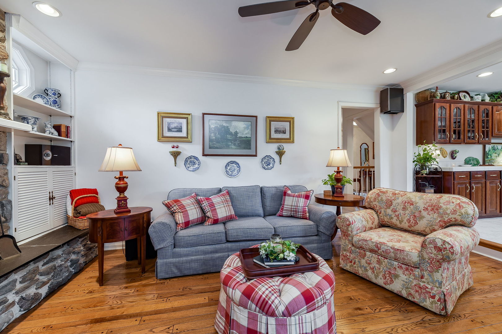 1S771 Carrol Gate Road Wheaton, IL 60189 - Photo 15 of 42 a living room with furniture