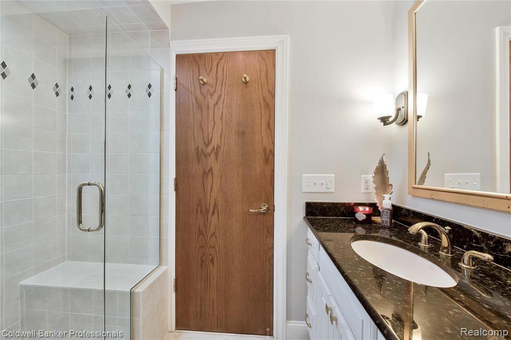 135 West Hickory Grove Road Bloomfield Hills, MI 48304 - Photo 19 of 42