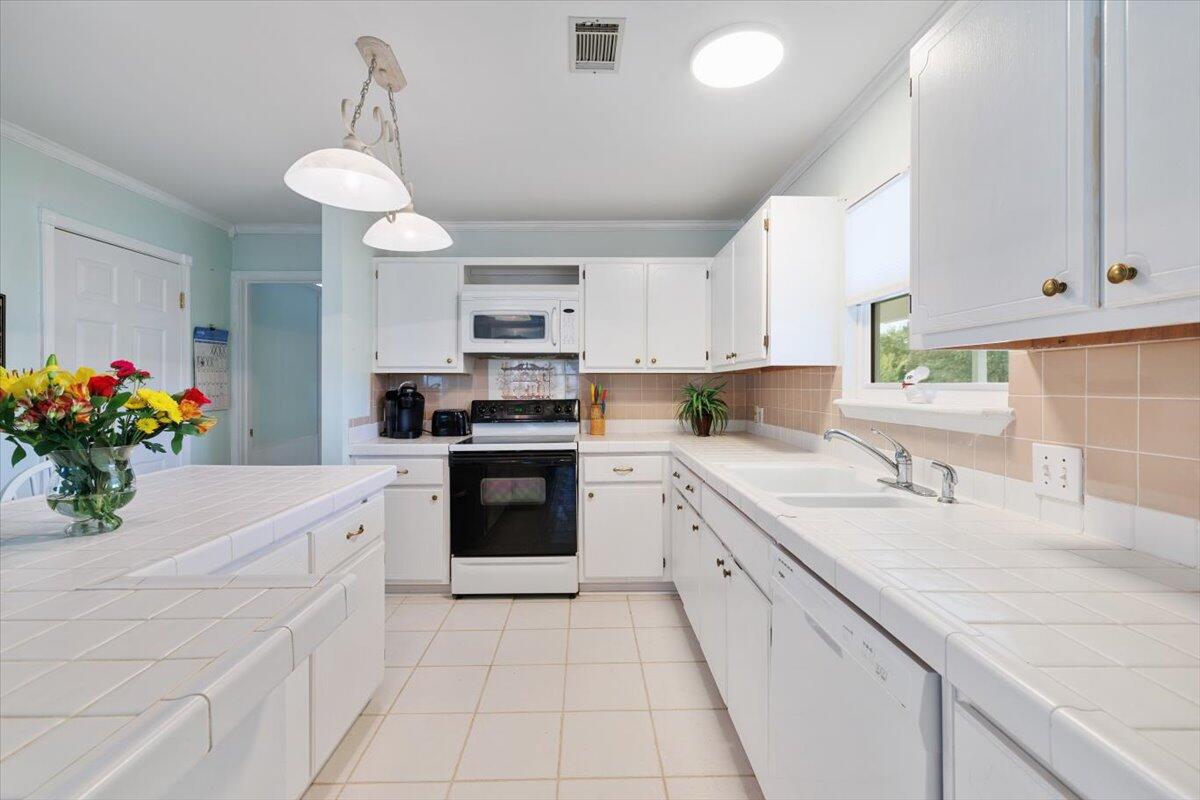 208 Southfields Road Panama City Beach, FL 32413 - Photo 2 of 39 11-6_1127
