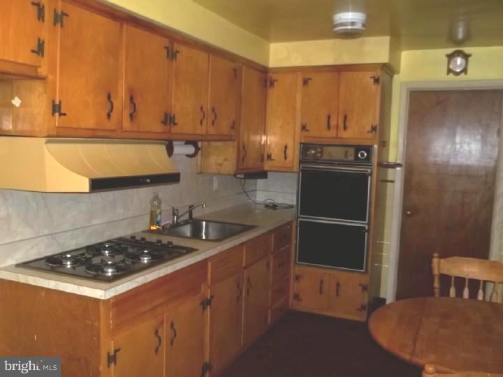 40 Collier Circle Ridley Park, PA 19078 - Photo 6 of 9 Kitchen